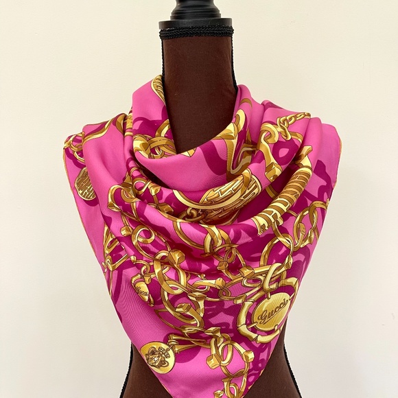 Display Gucci Chain Hot Pink Gold Silk Twill Scarf Wrap with DEFECT - Picture 1 of 10